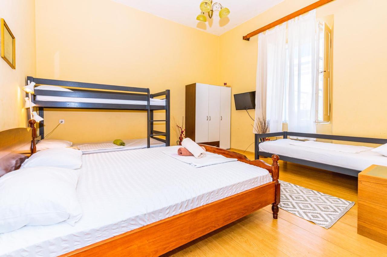 Guesthouse Isabel La Catolica Dubrovnik Bagian luar foto