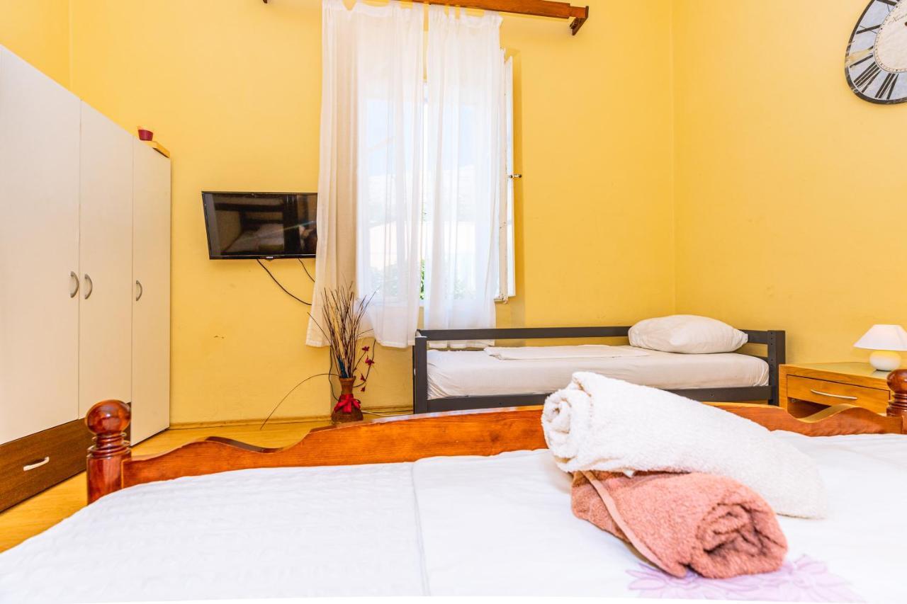 Guesthouse Isabel La Catolica Dubrovnik Bagian luar foto