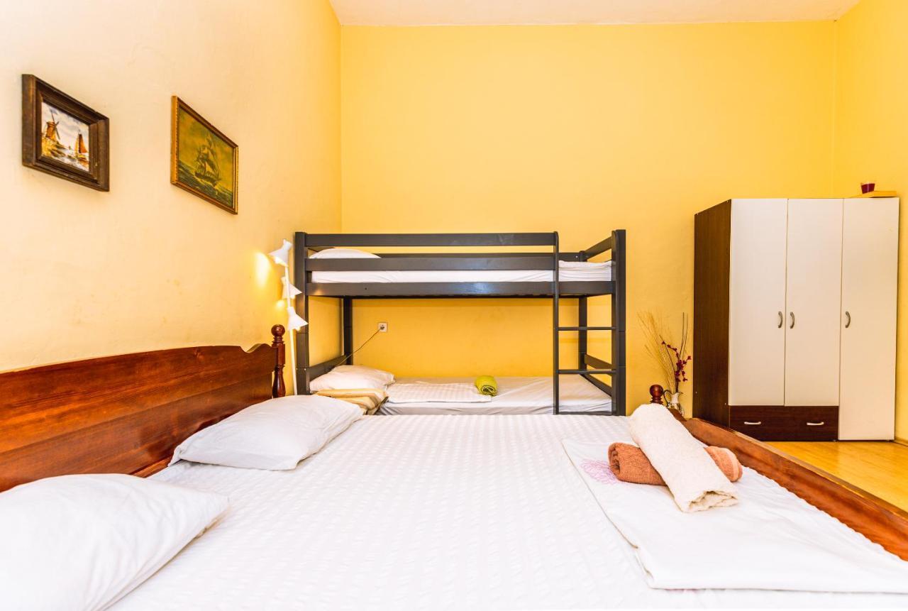 Guesthouse Isabel La Catolica Dubrovnik Bagian luar foto